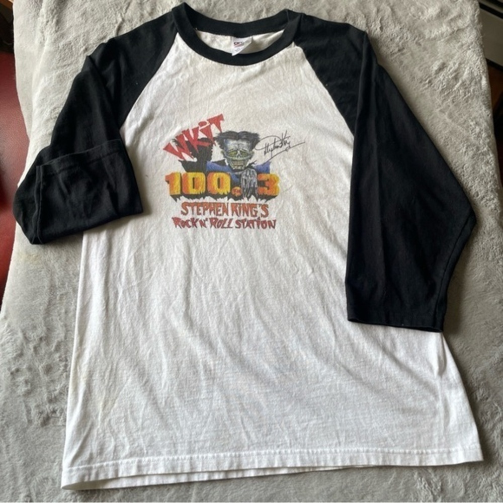 100.3 Stephen Kings rock station VTG Black and White Graphic Raglan Shirt MEDIUM
